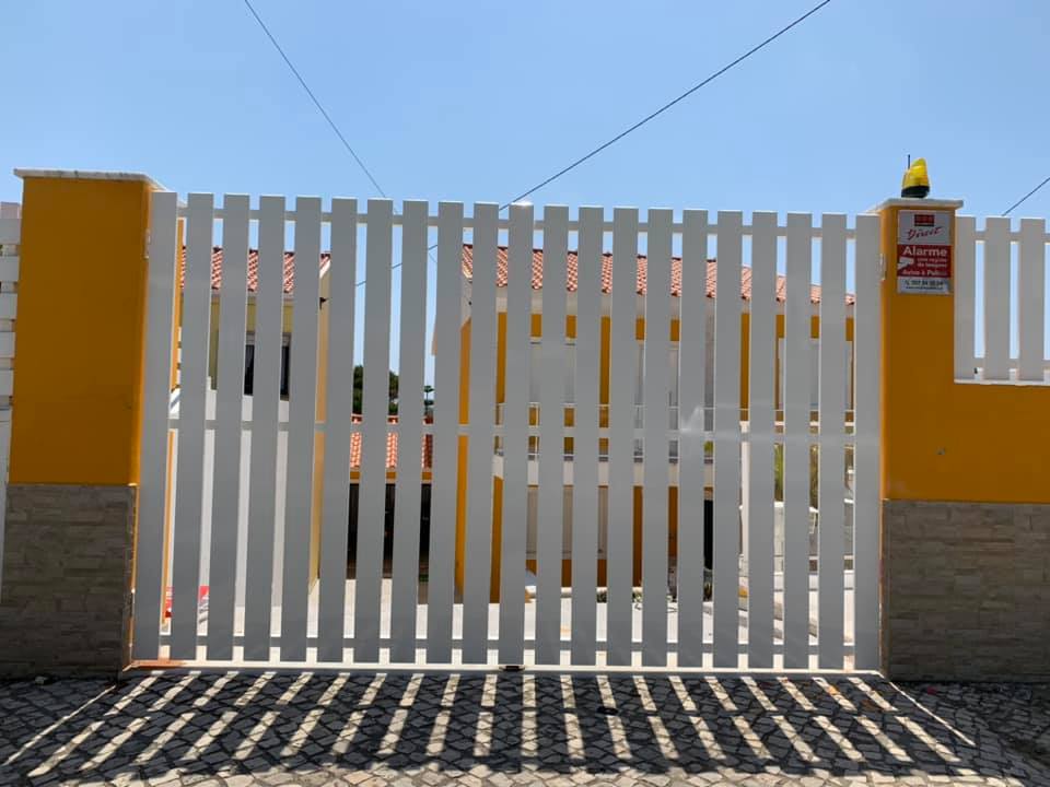 Portões em pvc e alumínio